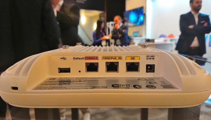 Der Huawei AP 7060 DN kam als erster AX-Enterprise-AP mit einem 10-Gigabit-Multi-Speed-Ethernet-Port (10GE) auf den Markt. Da wird der schnelle AX-Funk nicht gleich am LAN-Port ausgebremst. (Bild: Harald Karcher) 
